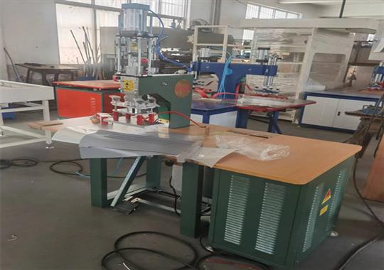 非標定制單頭腳踏式高頻機調(diào)試成功--無錫金電高周波廠家